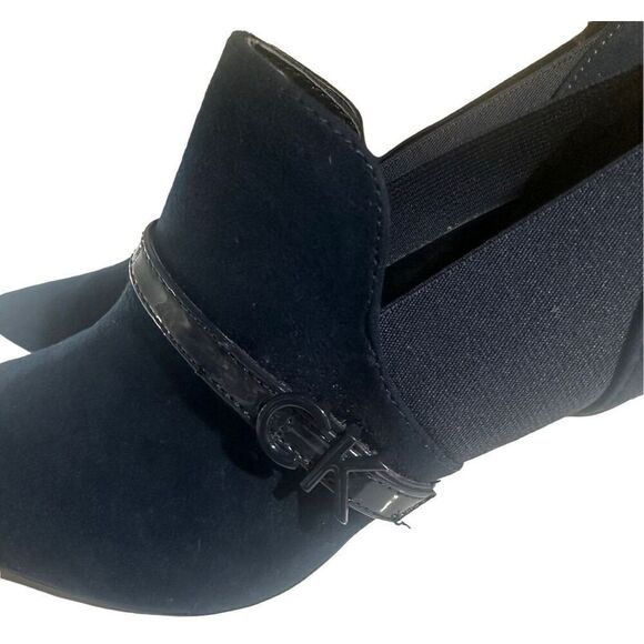 Women's New Calvin Klein Jaclyn Suede Navy Blue Heal Booties With Logo Size 7 - Picture 6 of 7